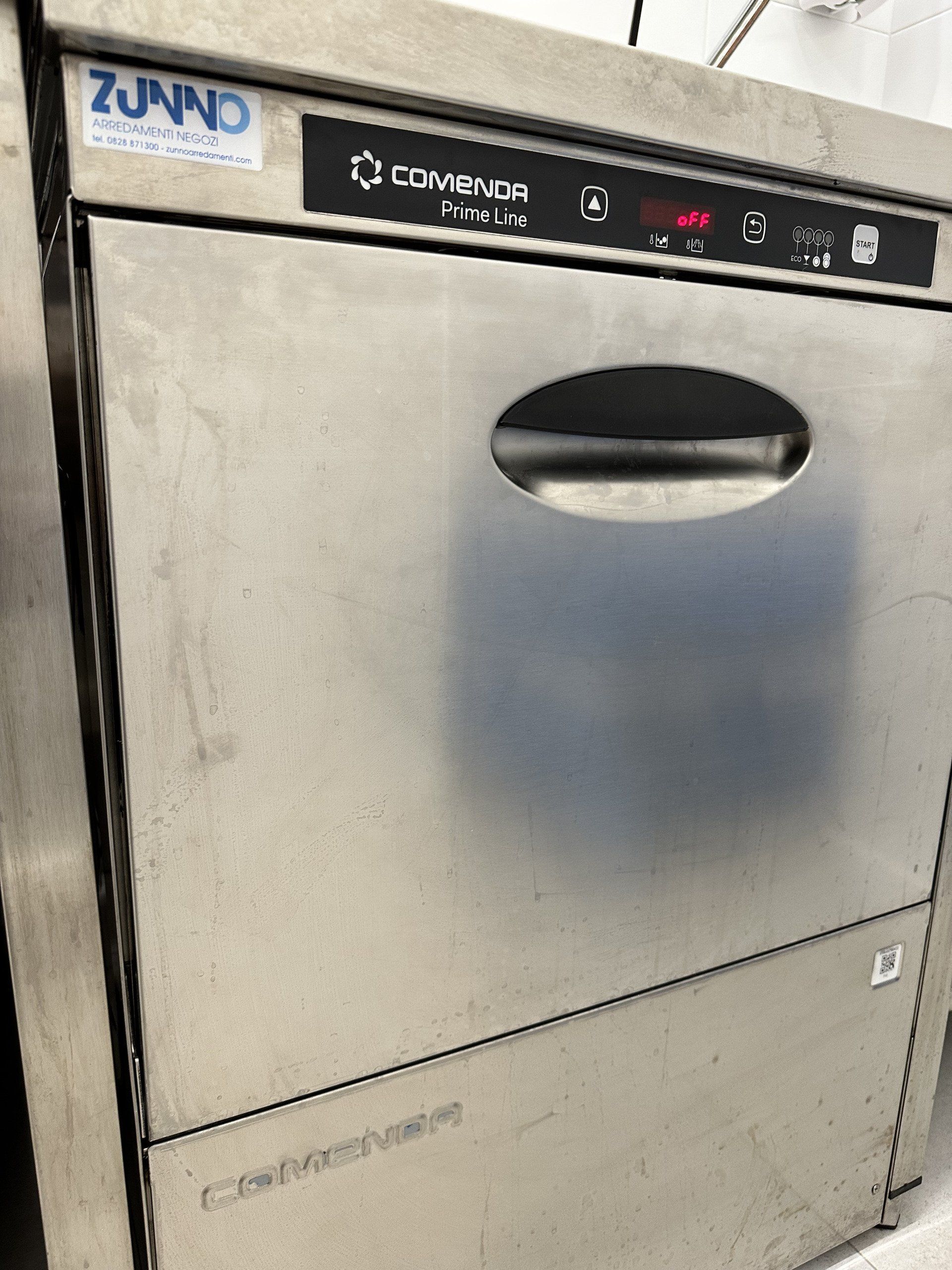 Lavastoviglie professionale in acciaio inox con display digitale.