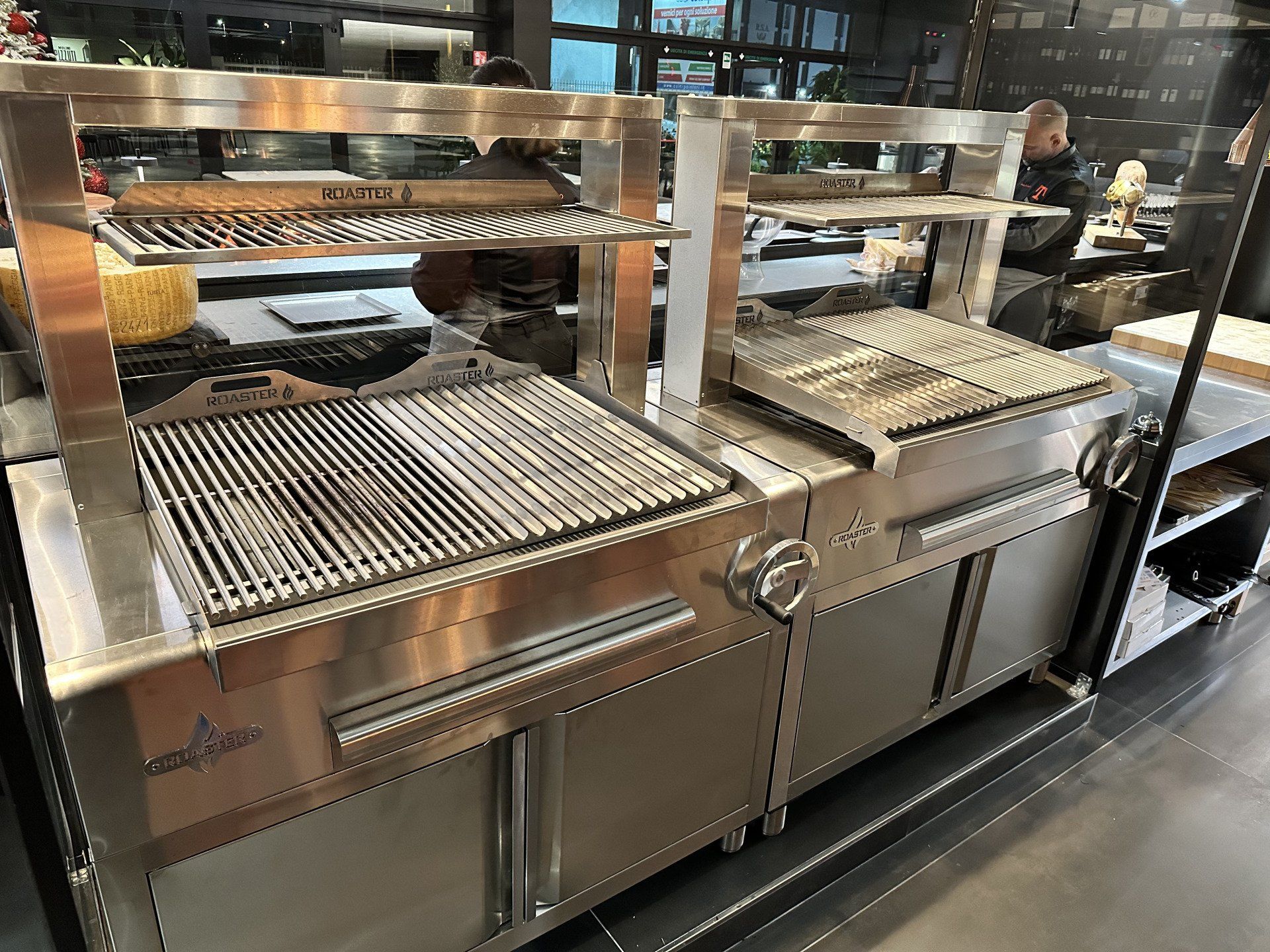 Griglia commerciale in acciaio inox con due superfici di cottura e griglie scaldavivande.