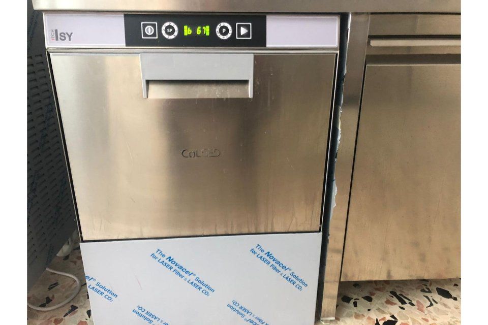 Lavastoviglie industriale in acciaio inox con pannello di controllo e maniglia.