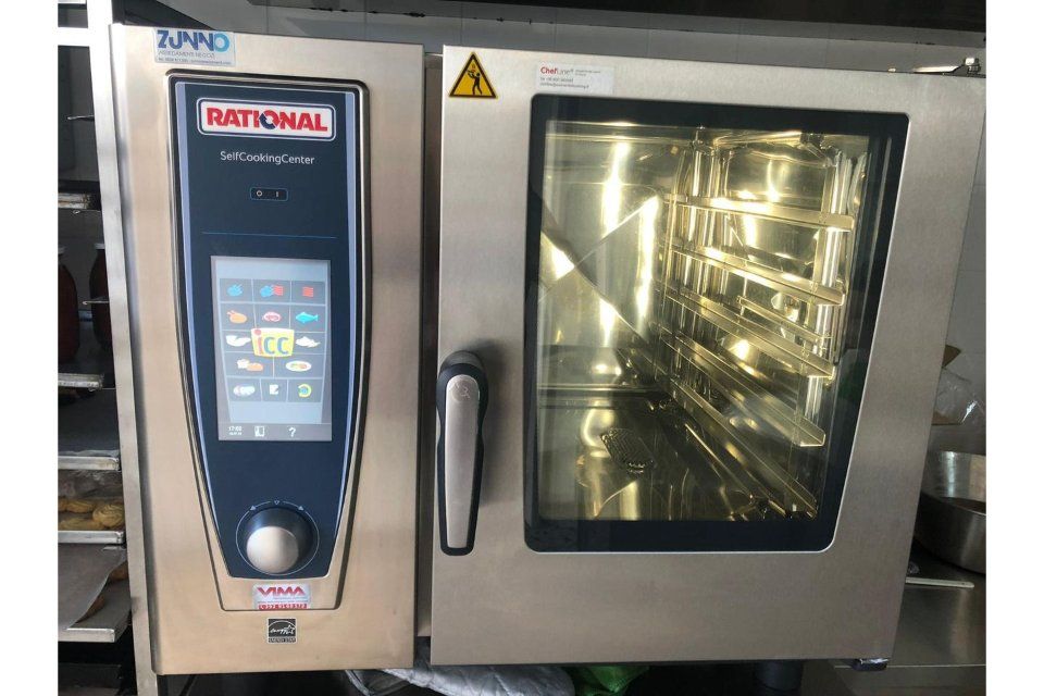 Forno Rational SelfCookingCenter in acciaio inox con comandi touch screen e ripiani interni.
