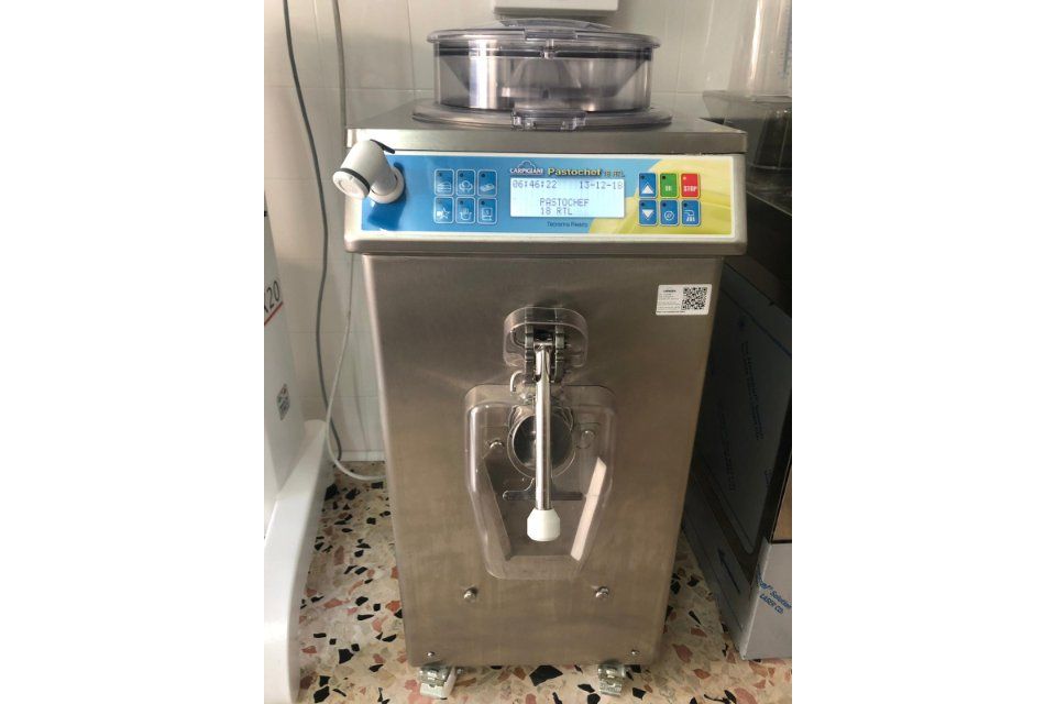 Macchina per il gelato commerciale in acciaio inox con comandi digitali, probabilmente in cucina.