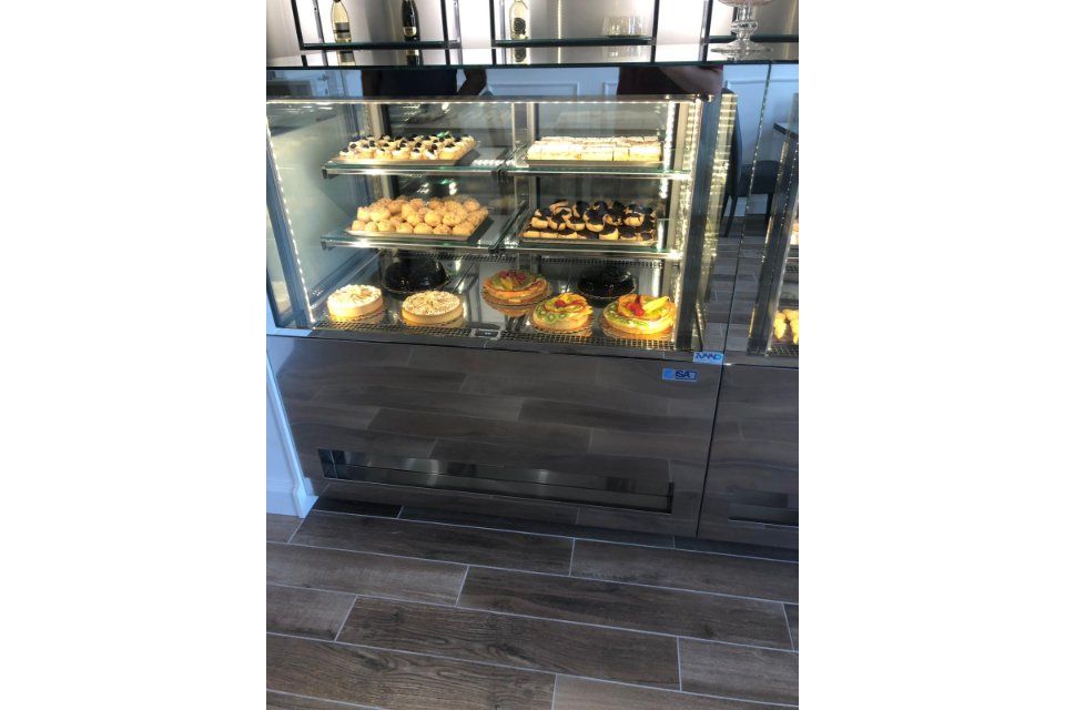 Vetrina piena di pasticcini e prodotti da forno in una panetteria.