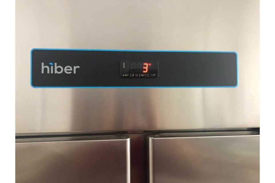 Frigorifero in acciaio inox con display digitale che indica la temperatura a 3 gradi Celsius.