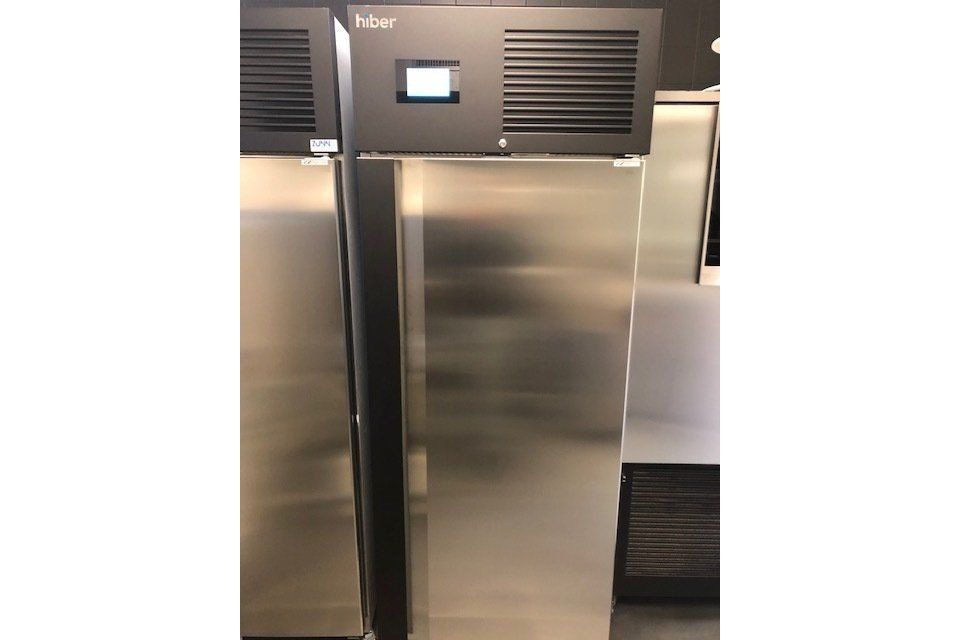 Frigorifero commerciale in acciaio inox con pannello superiore nero, display digitale.