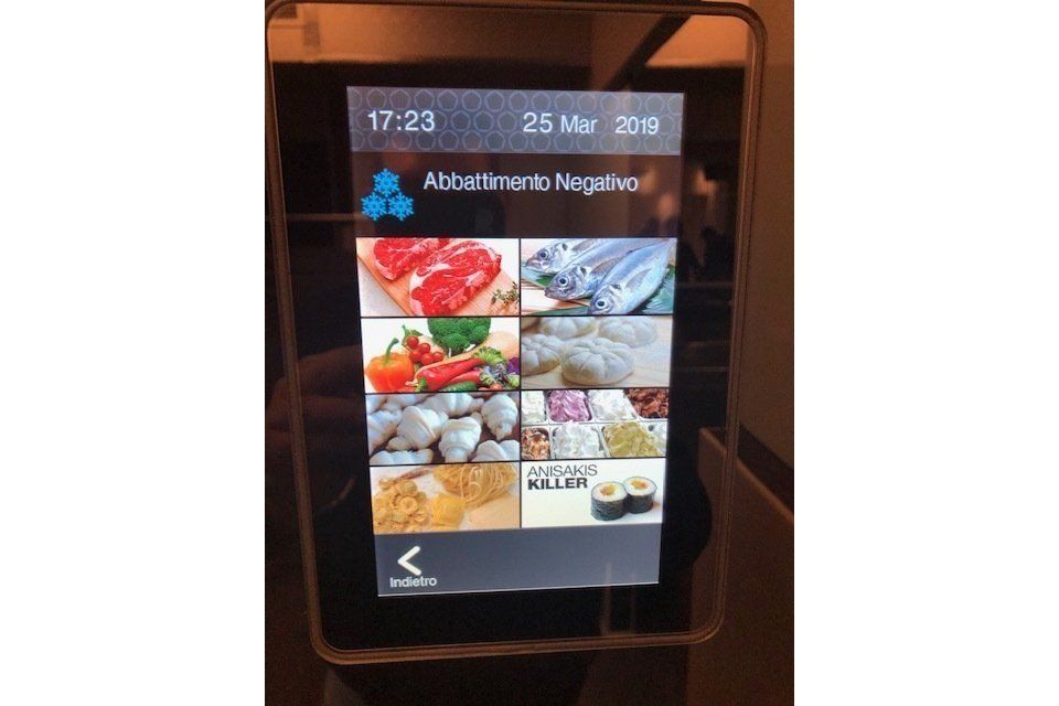Display touchscreen che mostra le opzioni alimentari: carne, pesce, verdure e altro, con il testo