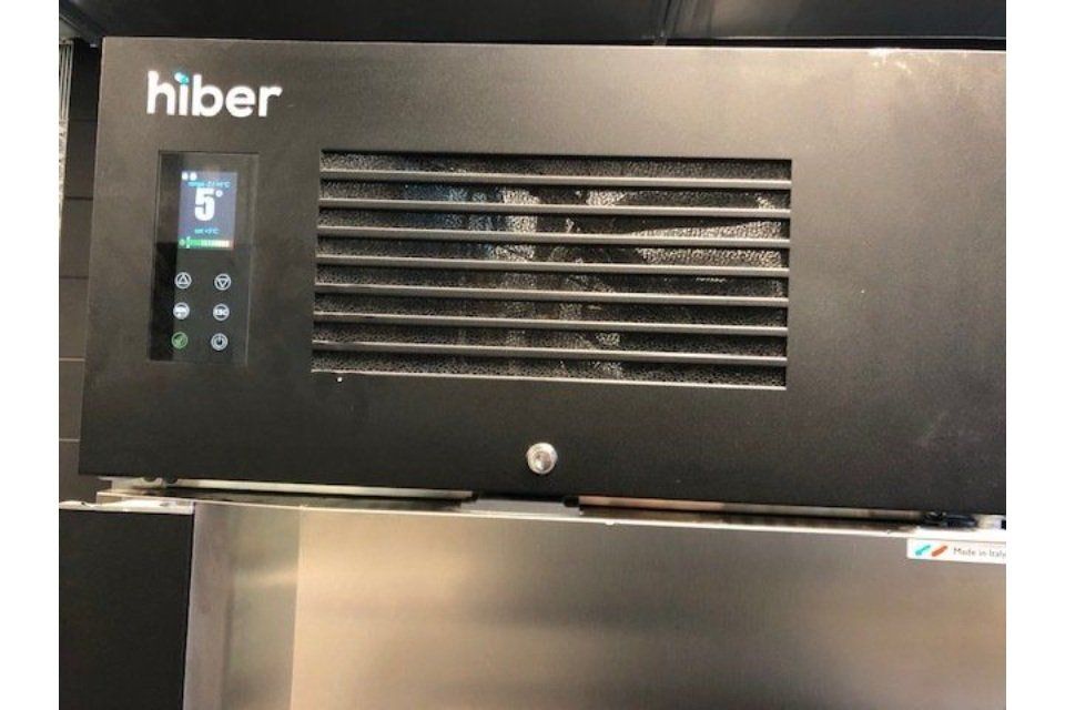 Pannello di controllo del frigorifero commerciale Hiber nero che visualizza 5 gradi Celsius.