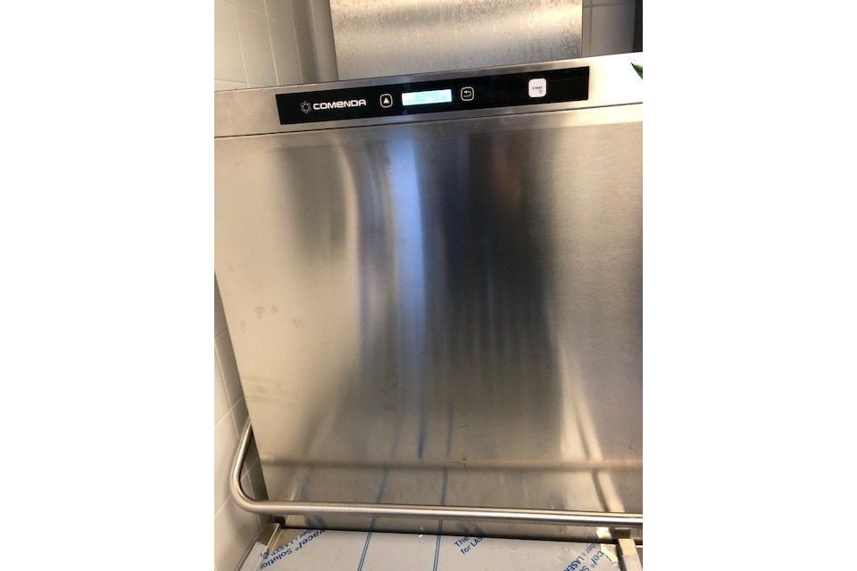 Lavastoviglie professionale in acciaio inox con display digitale e maniglia.