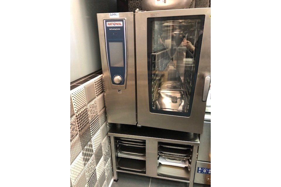 Forno a convezione commerciale in acciaio inox con display digitale, su supporto in acciaio inox.