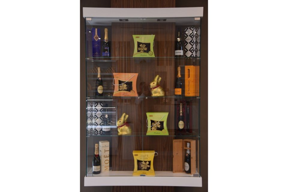 Vetrina che espone cioccolatini e bevande assortiti.