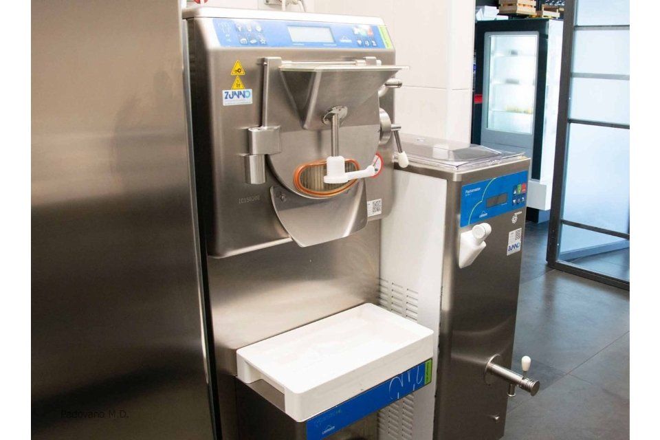 Macchina per il gelato in acciaio inox da cucina, con display digitale e beccuccio per servire.