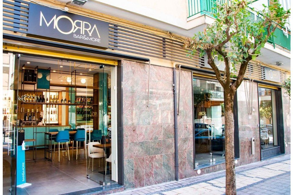 Esterno del ristorante Moara con facciata in marmo e porta a vetri aperta.