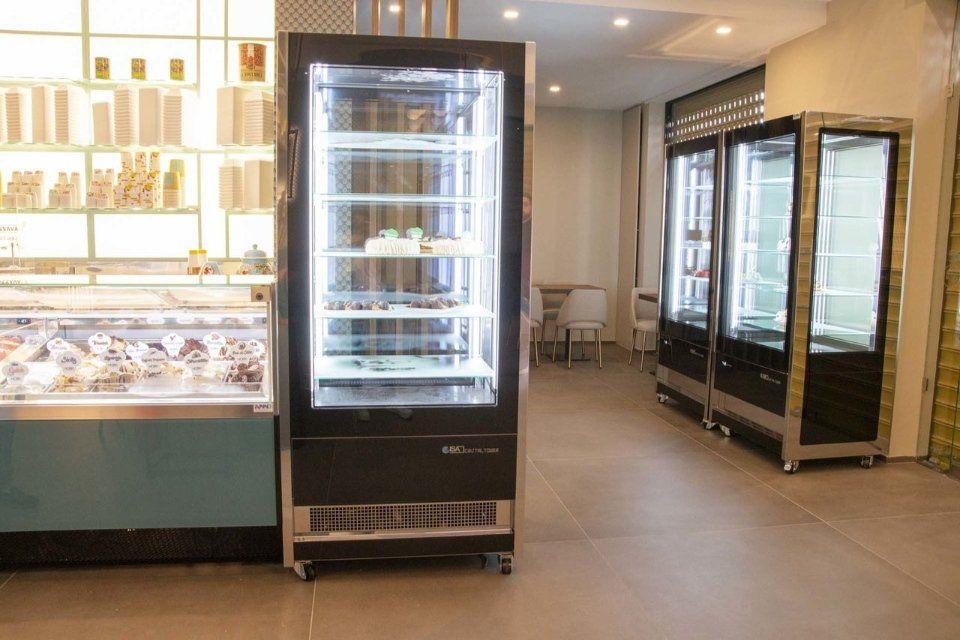 L'interno di un panificio commerciale con vetrine che espongono prodotti alimentari.