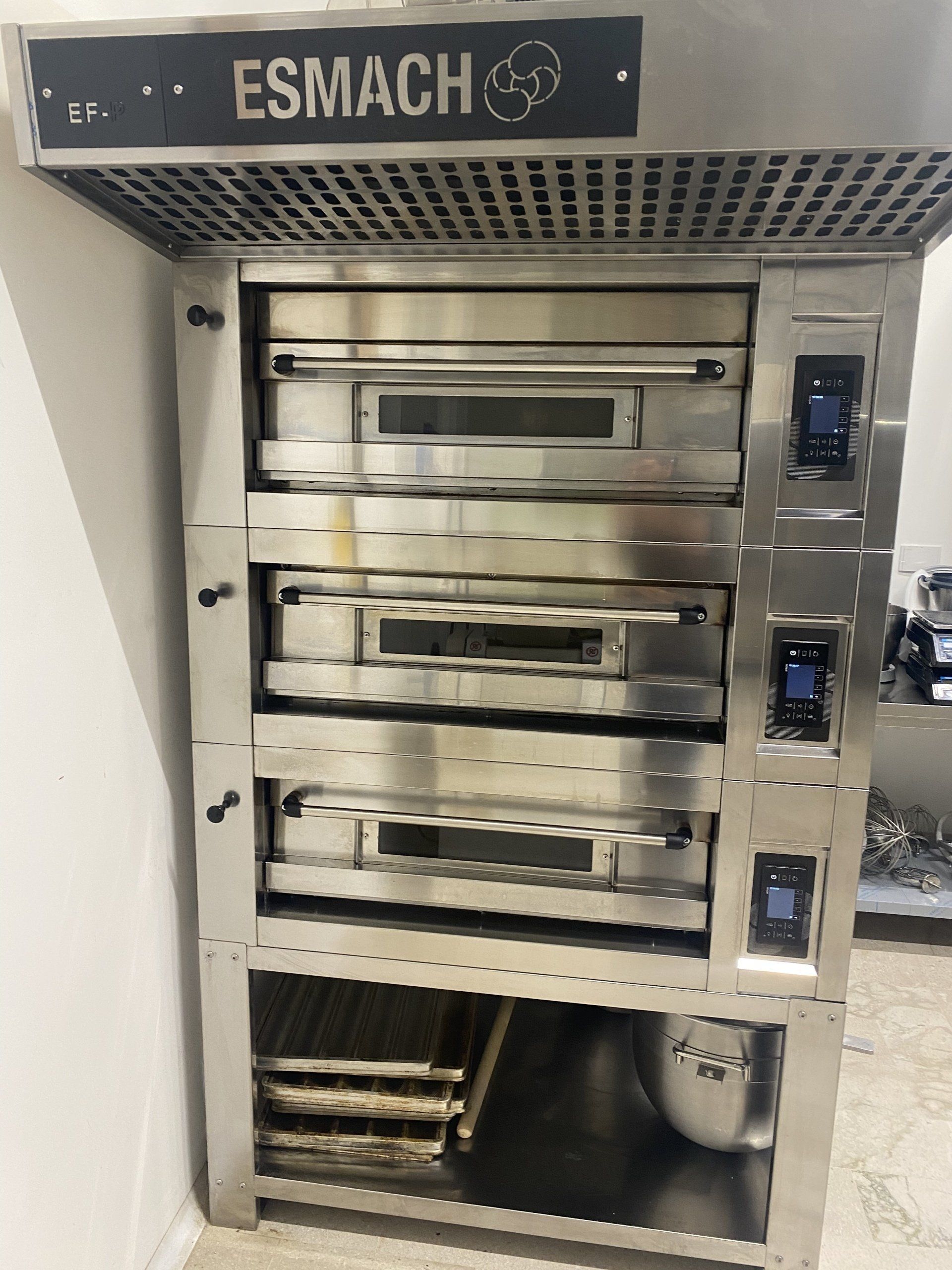 Forno per pizza commerciale ESMACH in acciaio inox con più piani.