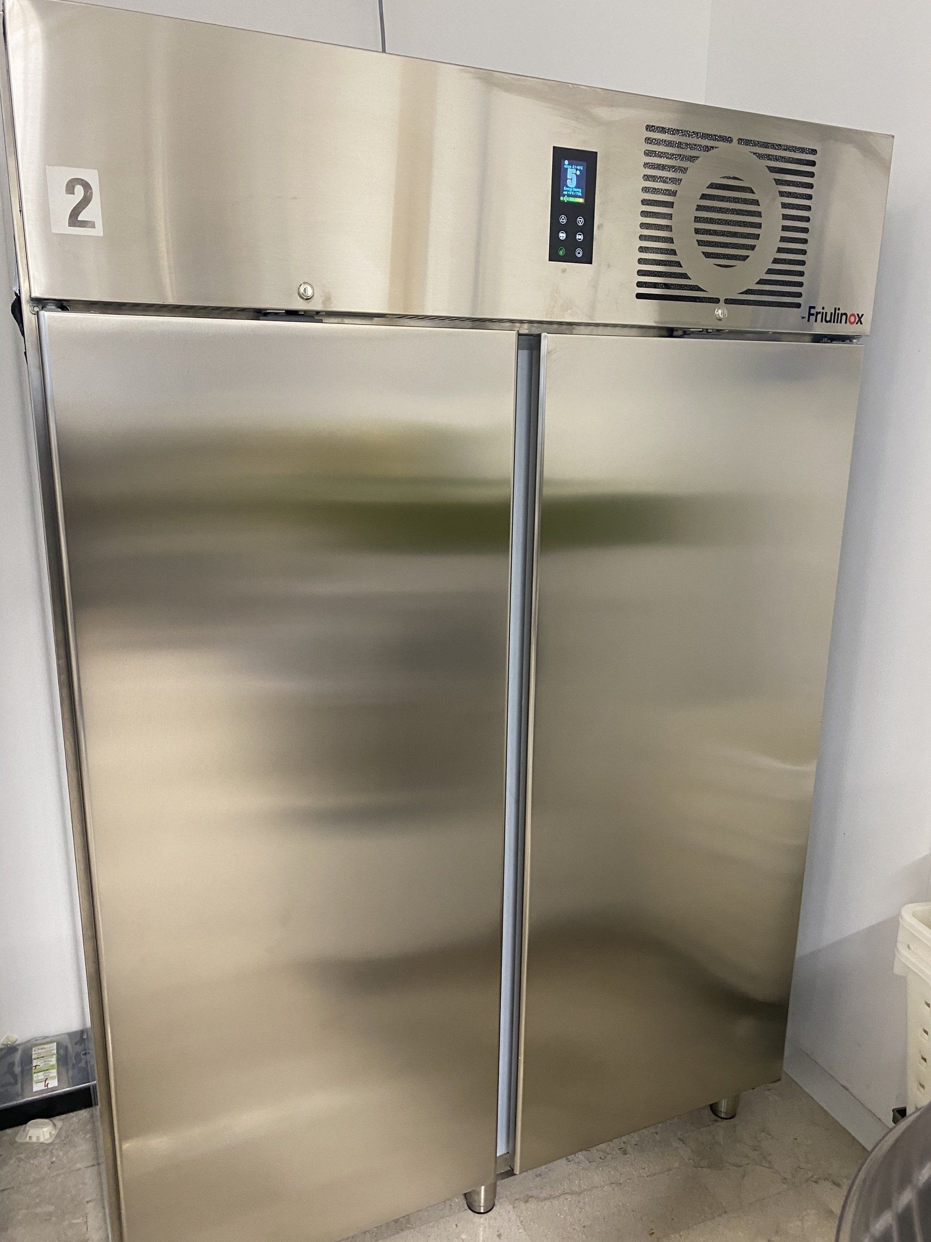 Frigorifero commerciale in acciaio inox con due porte.