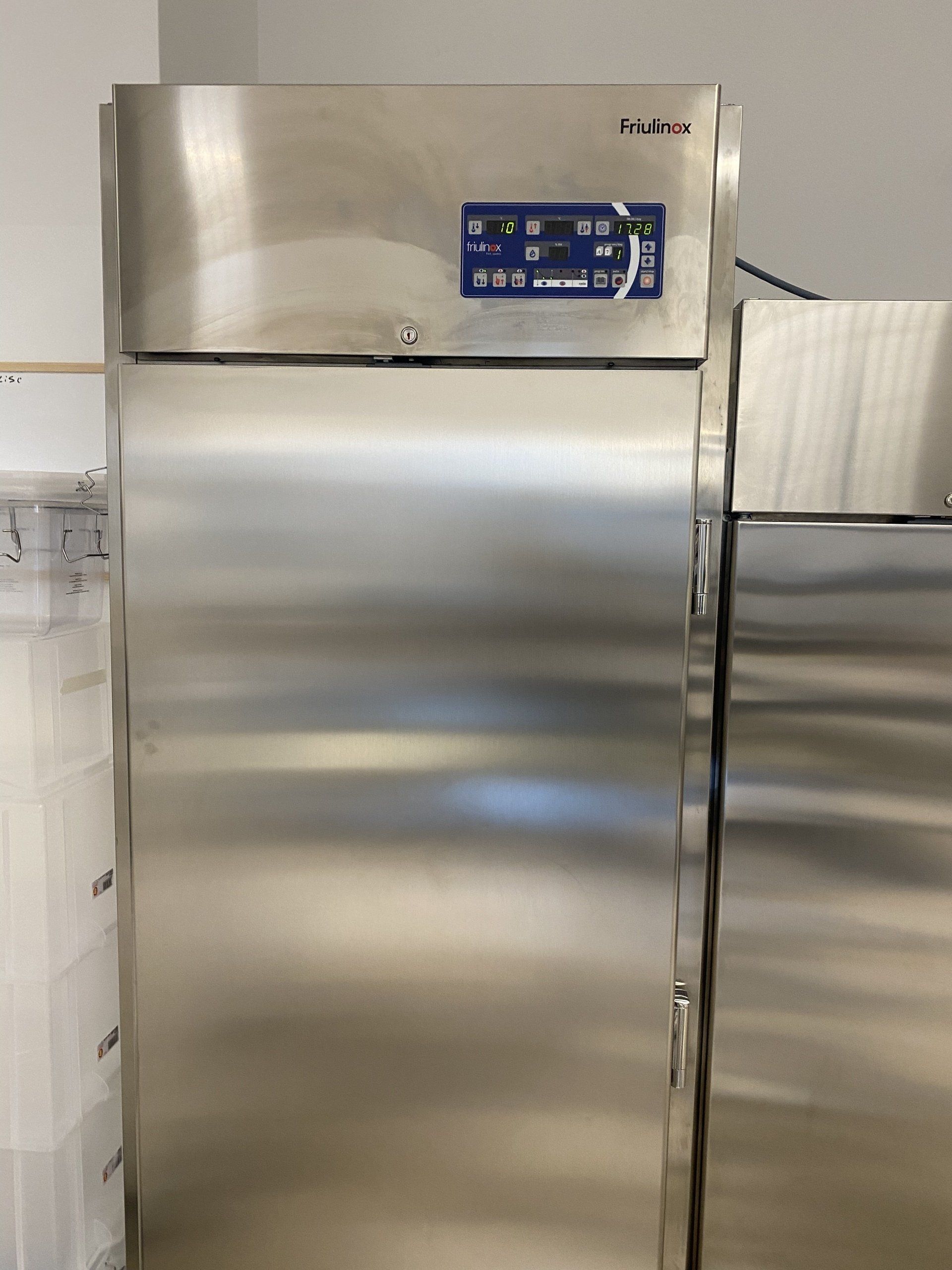 Frigorifero commerciale in acciaio inox con display digitale.