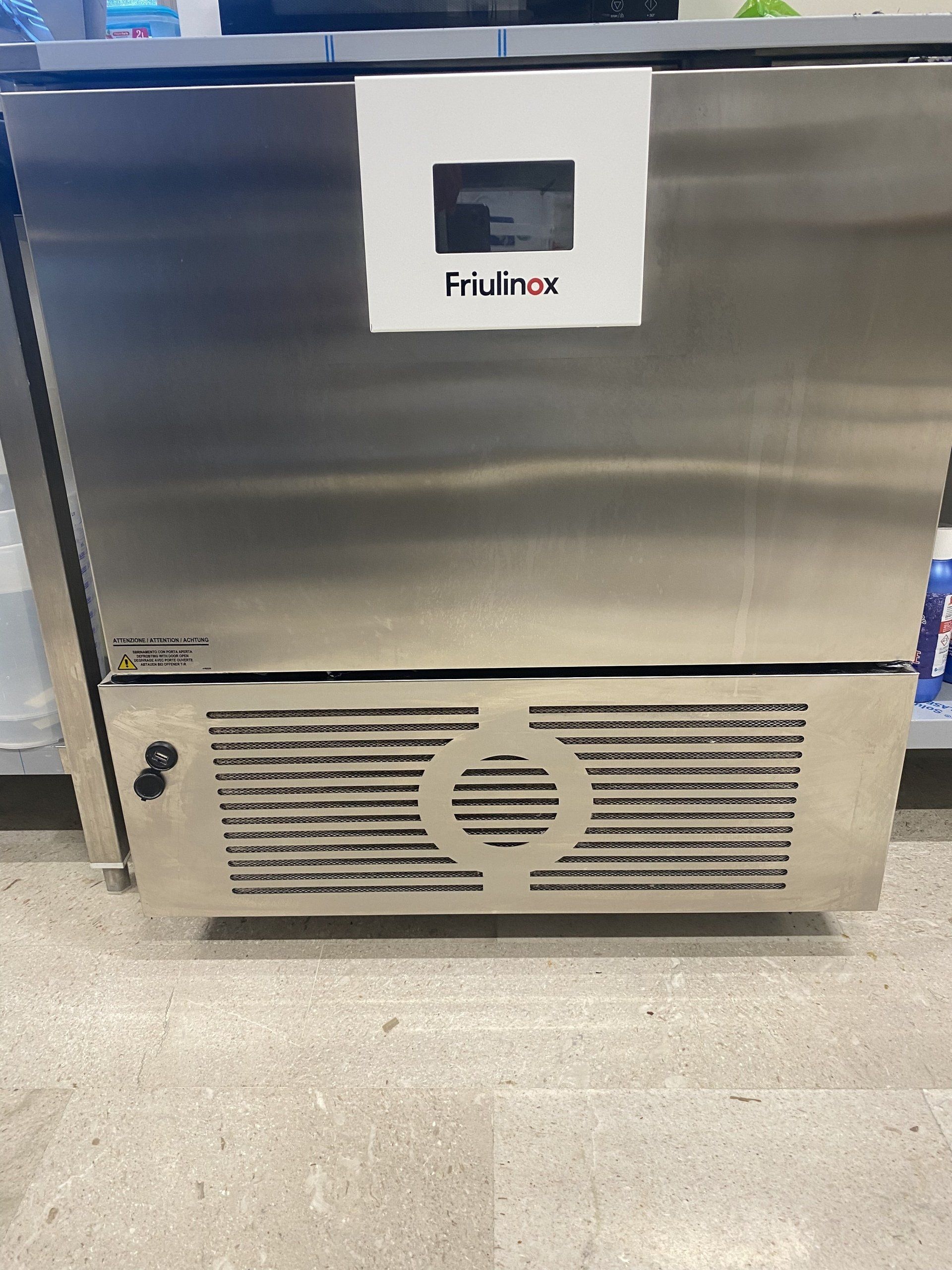 Congelatore Friluinox in acciaio inox con display digitale e sfiato sul fondo.
