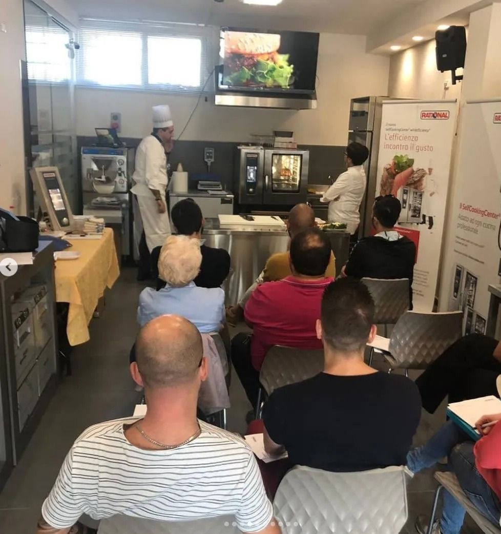 Lezione di cucina: lo chef fa una dimostrazione, il pubblico assiste a una dimostrazione di cucina in cucina.