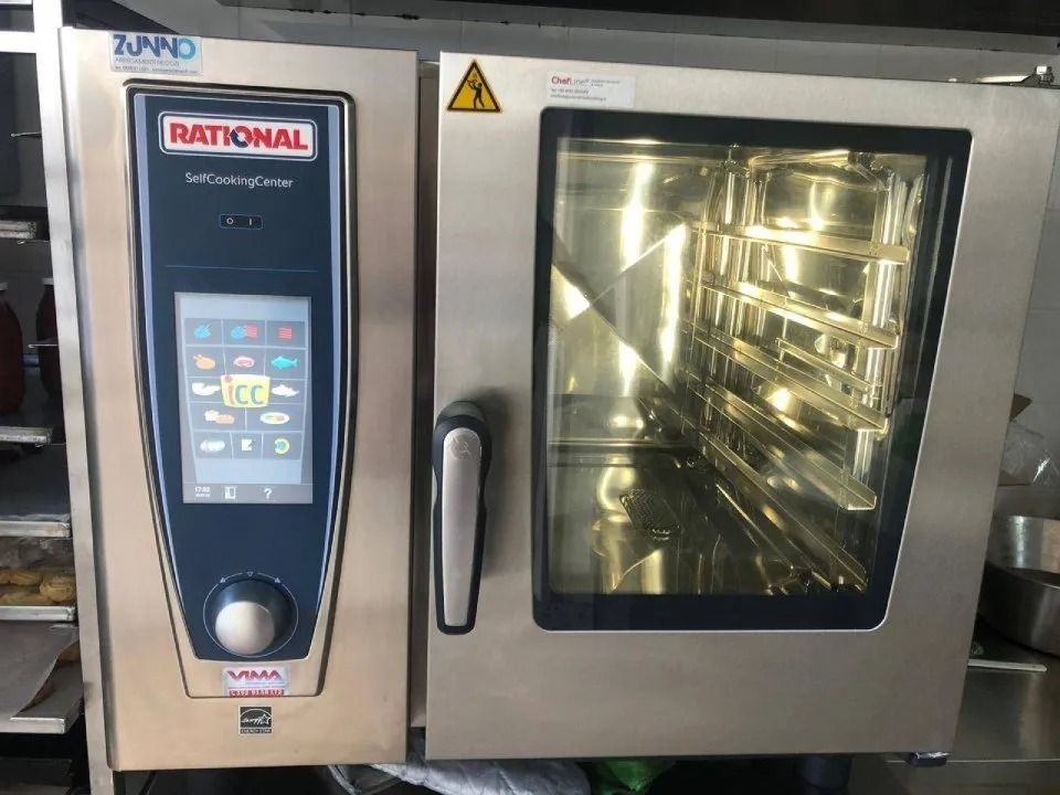 Forno commerciale con pannello di controllo e porta trasparente.