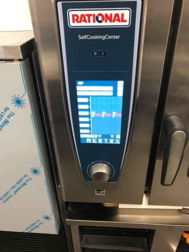 Pannello di controllo del forno Rational SelfCookingCenter in acciaio inox con display digitale che mostra un grafico di cottura.