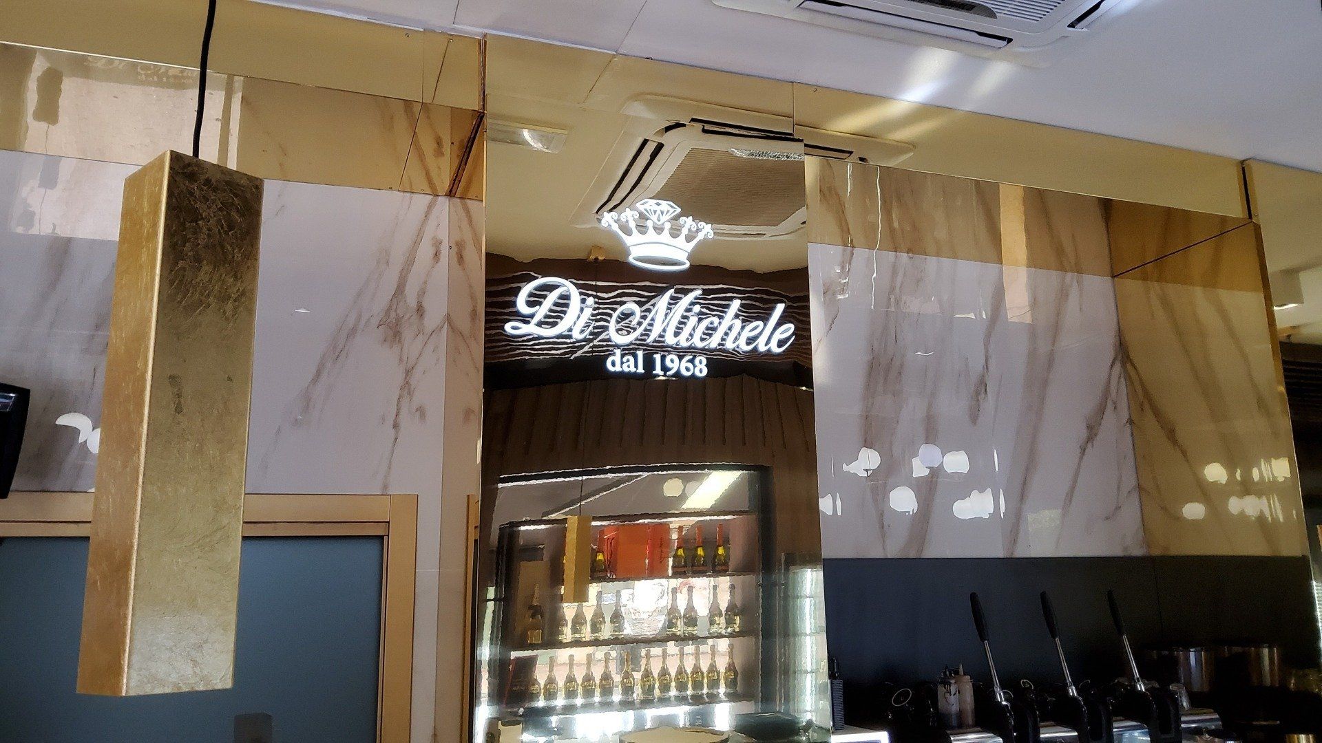 Interno del bar con insegna