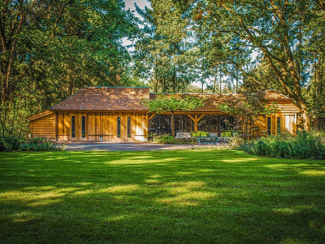 Bostuin met een zwemvijver