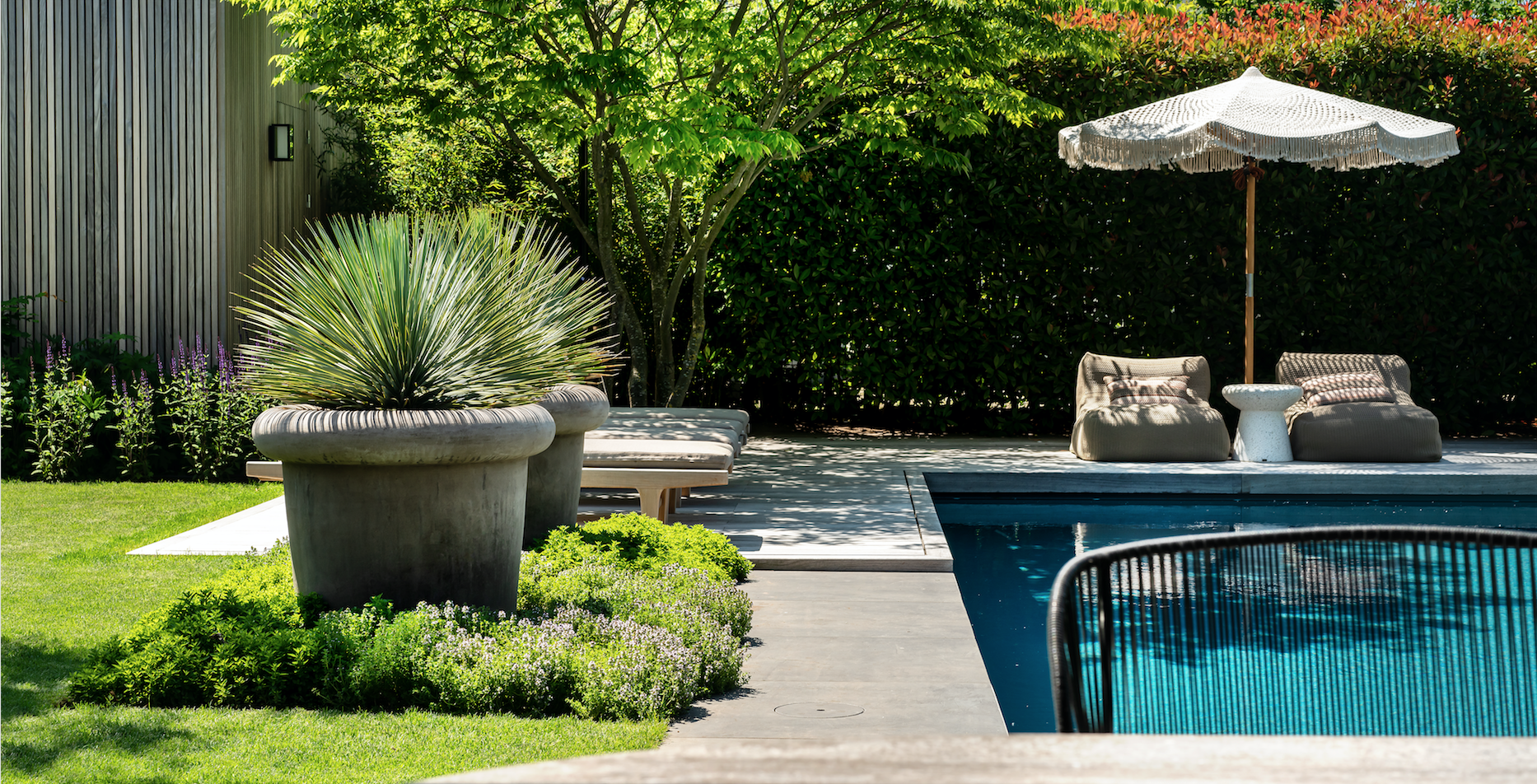 Tuin in zuidelijke sferen met zwembad en natuurlijke zithoek