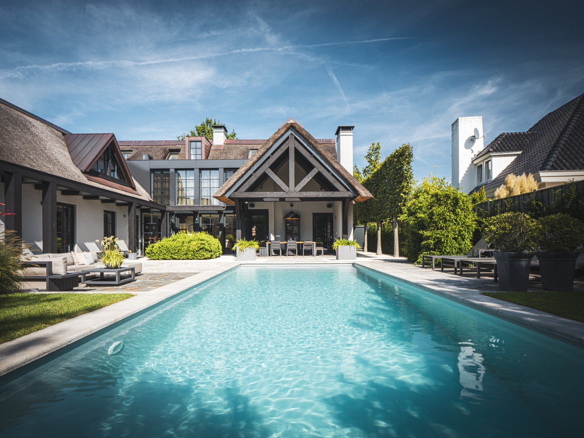 Stijlvolle tuin met een zwembad en zitkuil