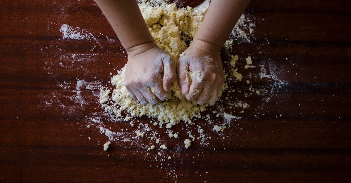 Amasando el pan.