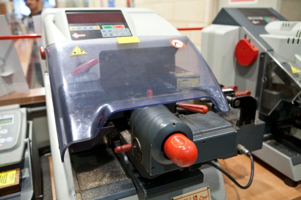 macchinario per serrature