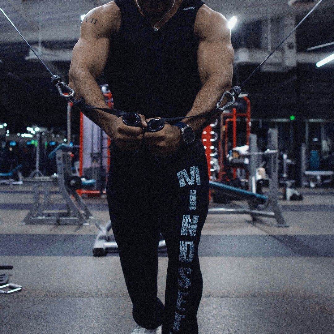 Male training in gym, wearing black pants and tank top – MINDSETOP