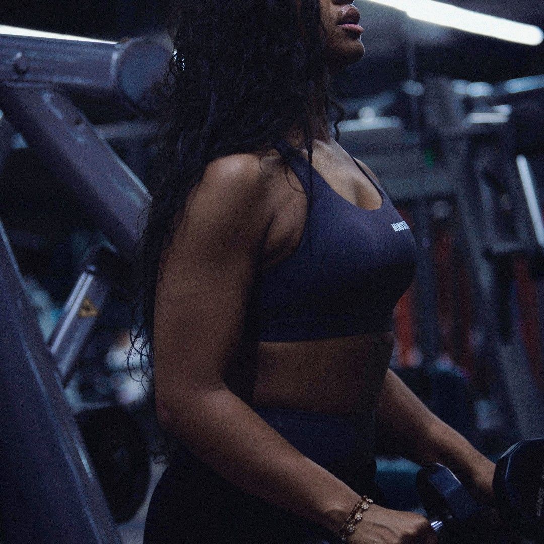 female training in gym, wearing grey fitness shorts and top – MINDSETOP