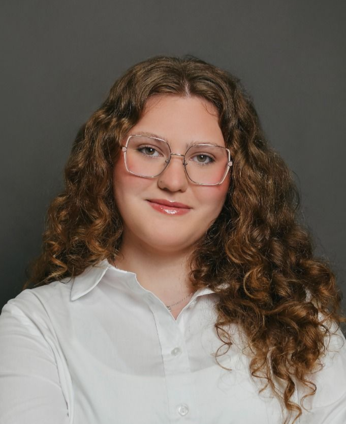 colega sorrindo plano escuro atrás