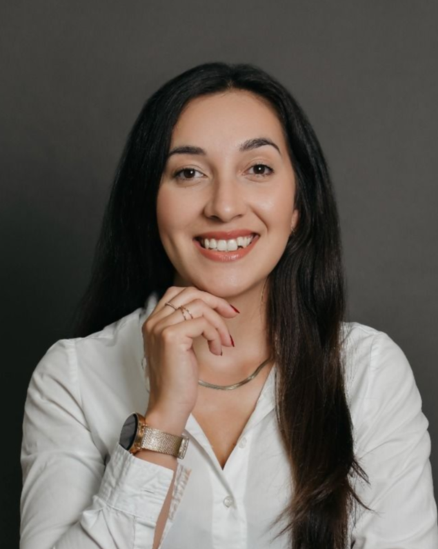 colega sorrindo plano escuro atrás