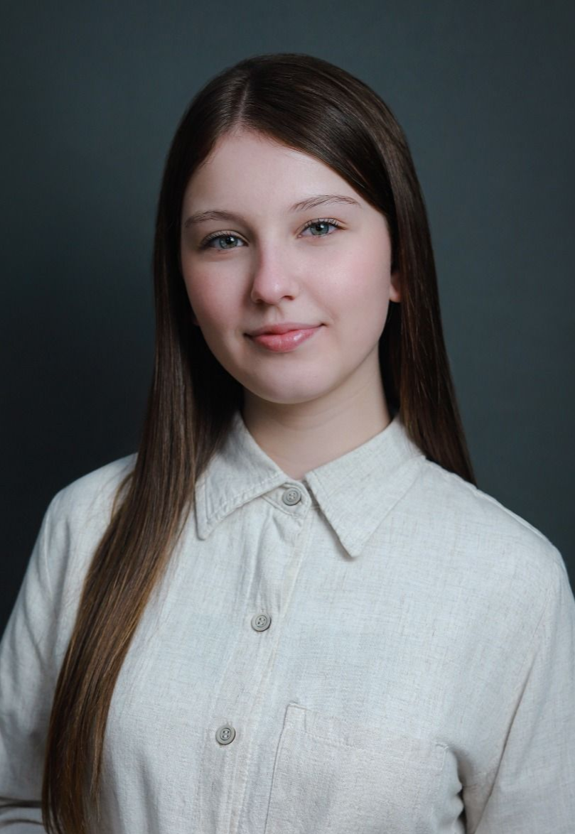 colega sorrindo plano escuro atrás