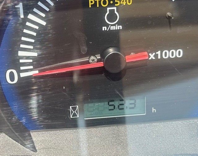 Tractor dashboard showing PTO speed (540 n/min), and total hours 852.3. Gauge needle points to about 1,000 RPM.