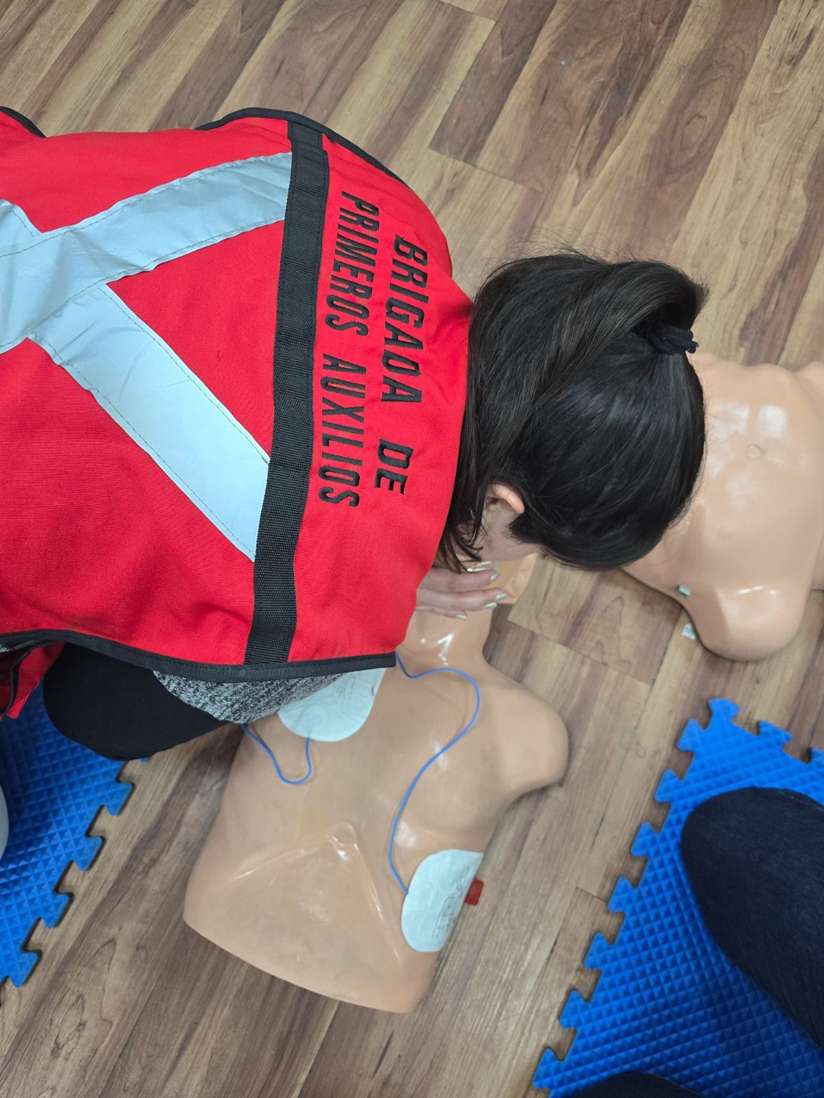 Persona con chaleco rojo de la 