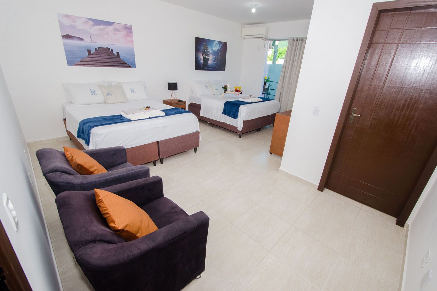 Um quarto de hotel com duas camas e duas cadeiras