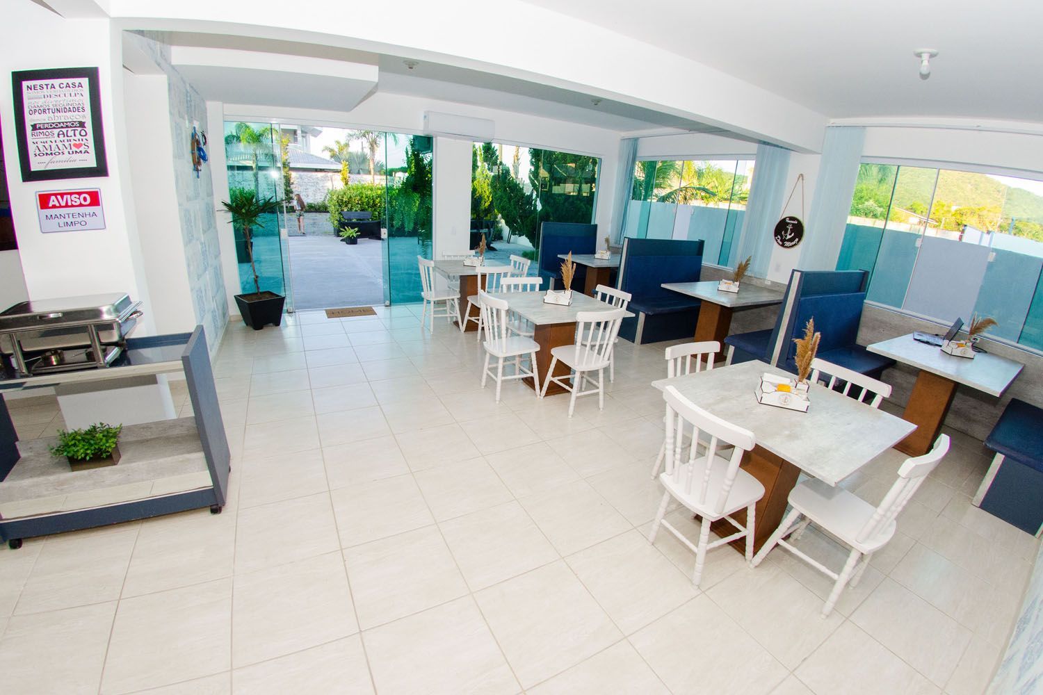 Uma sala grande com mesas e cadeiras