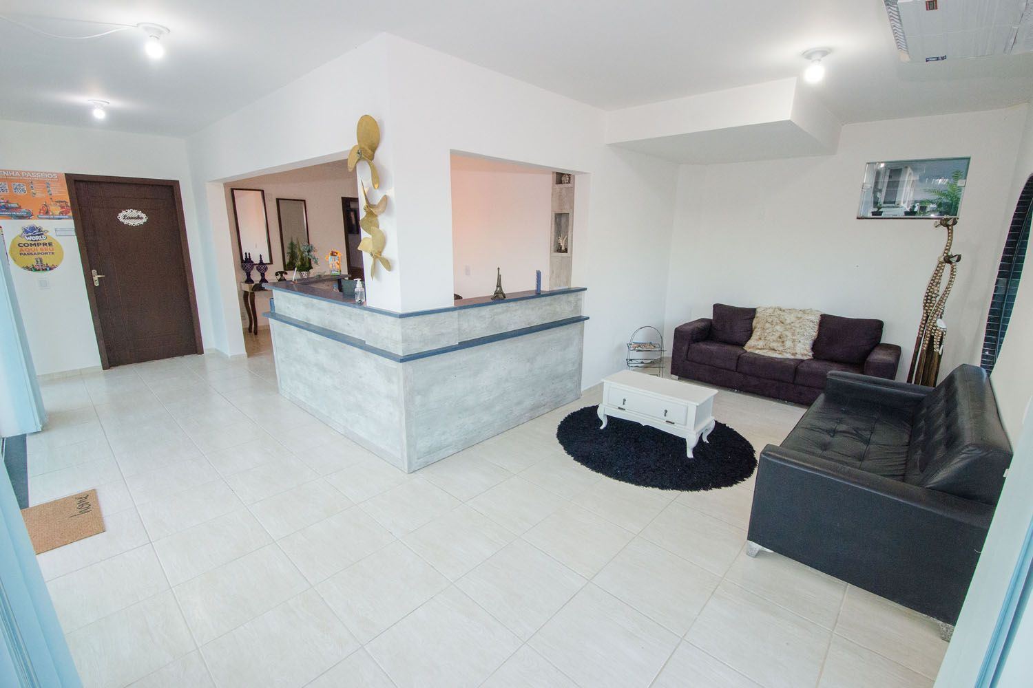 Uma sala de estar com um sofá, mesa e balcão.