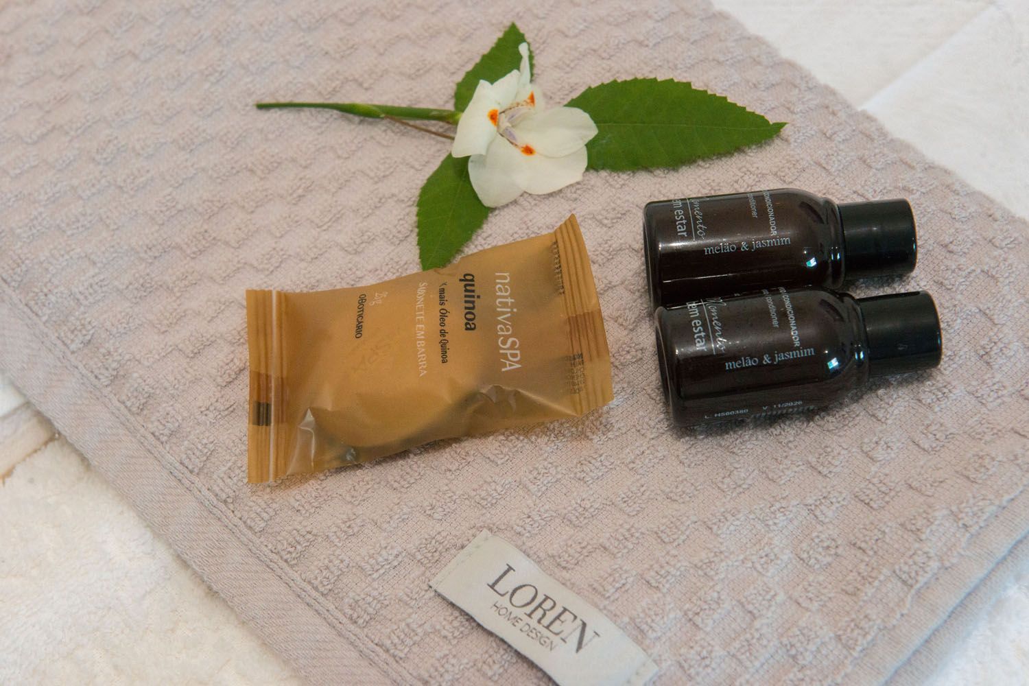 Uma toalha com uma etiqueta que diz Loren nela