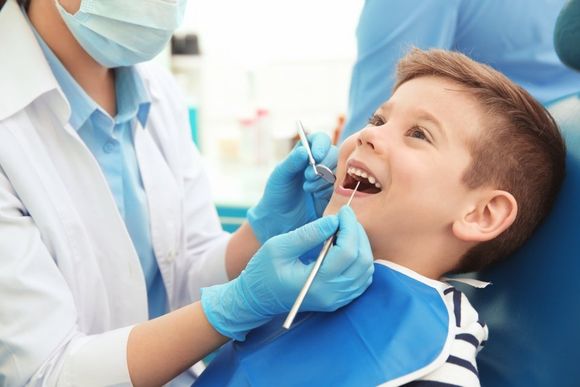 Bambino durante una visita con dentista