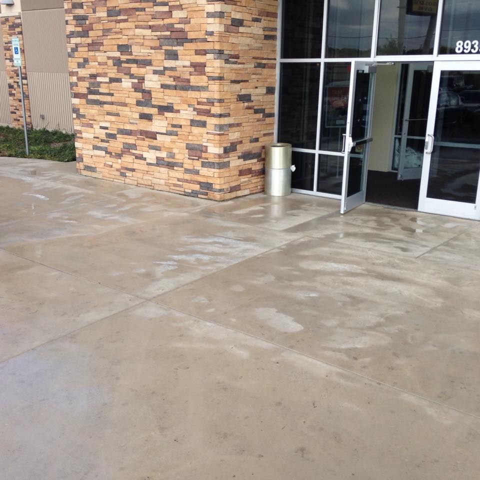 A brick building with the number 833 on the door