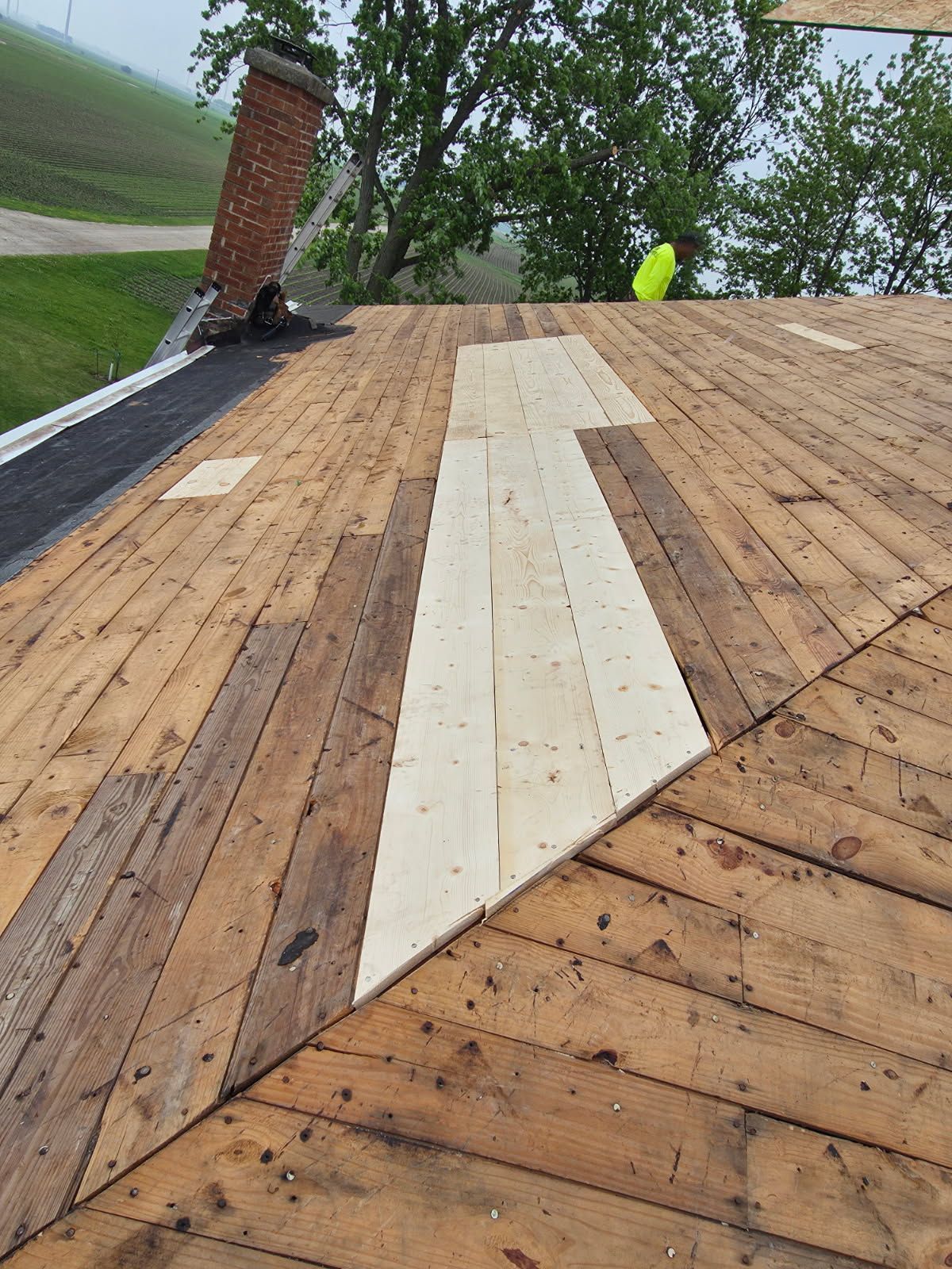 A wooden deck with a white arrow pointing to the right.