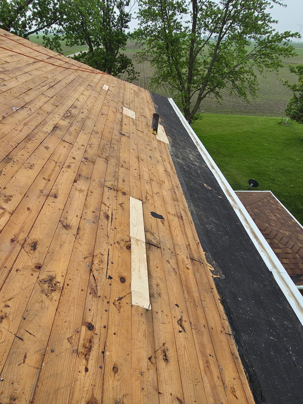 A wooden roof with a few pieces of wood on it