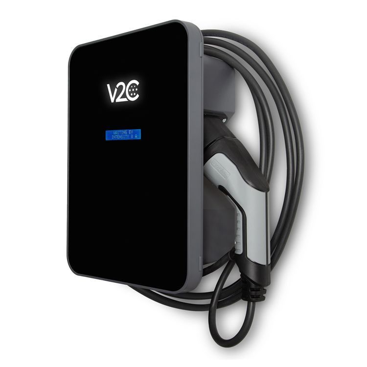 Cargador EV V2C negro montado en una pared con cable de carga y conector.