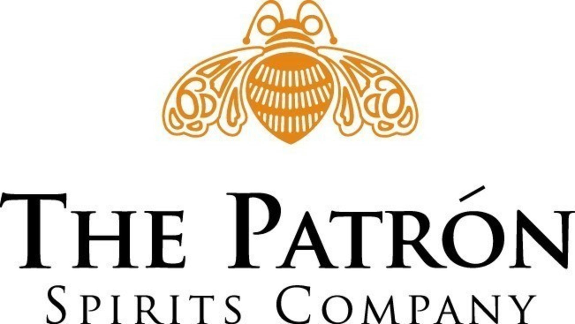 Logotipo de The Patrón Spirits Company que muestra una abeja estilizada en dorado sobre el nombre de la empresa en negro.