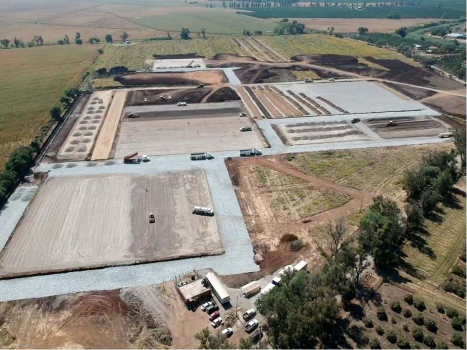 Vista aérea de una obra en construcción. Se aprecian solares, carreteras y vehículos aparcados.