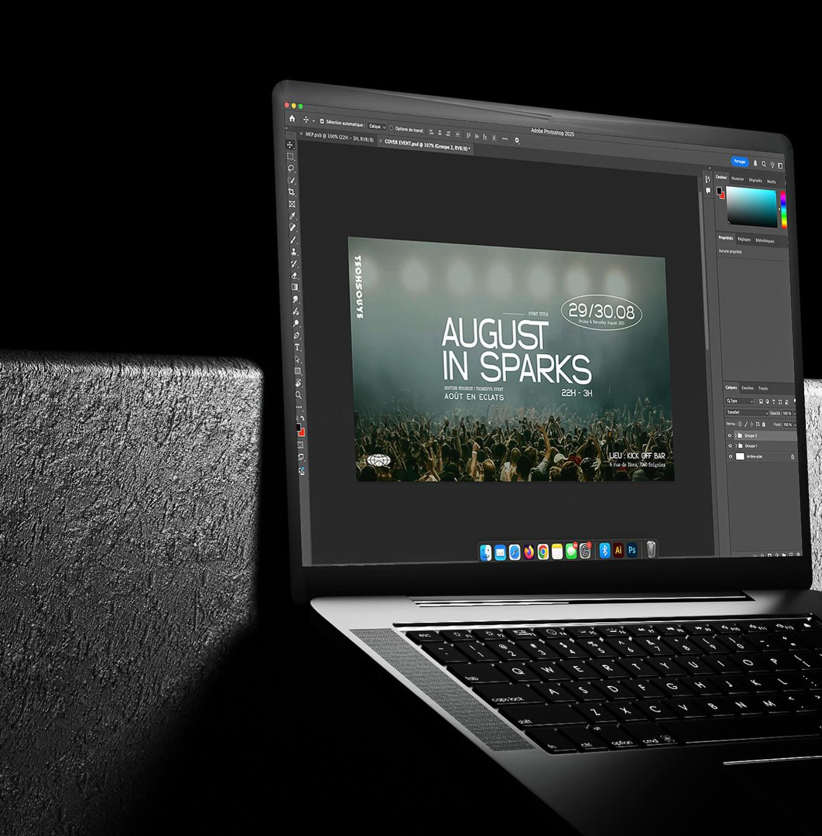 Ordinateur portable affichant un visuel pour l'événement « Août à Sparks ». Un décor sombre, éclairé par l'écran.