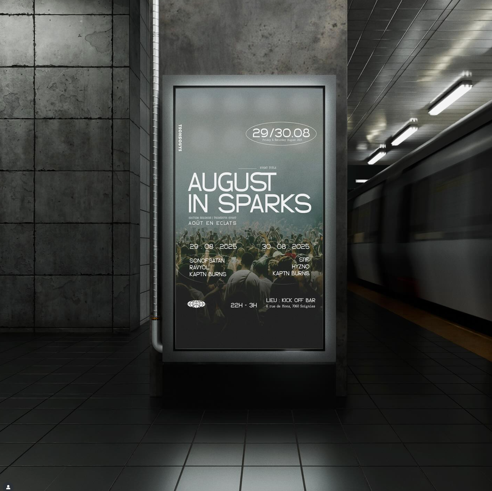 Affiche dans le métro : publicité pour l’événement « Août à Sparks ». Rame de métro visible.