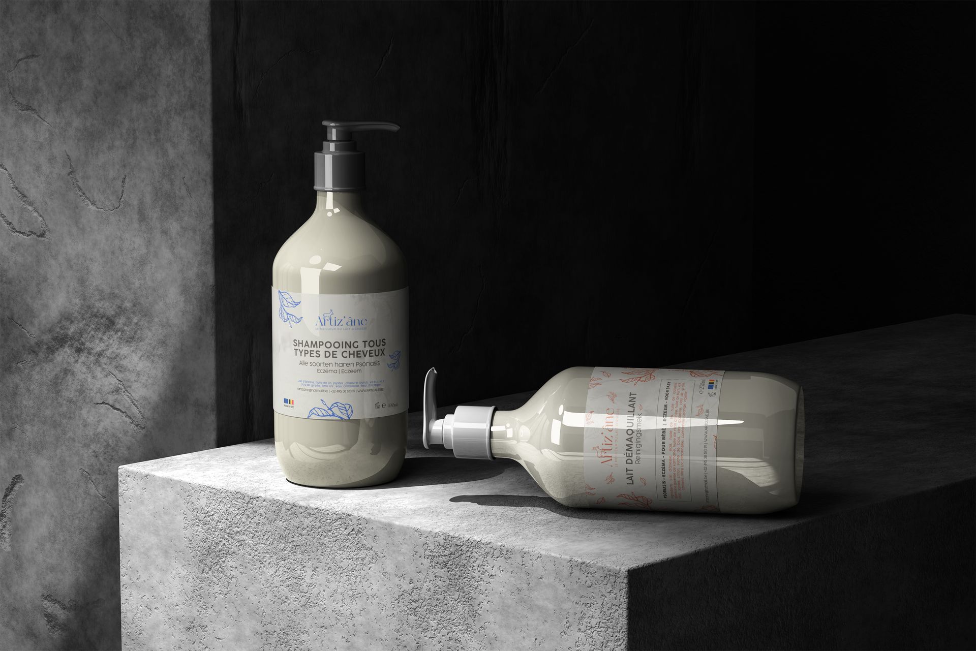 Deux flacons de lotion sur un bloc de béton, l'un debout et l'autre couché.